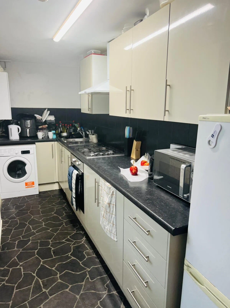 Frederick Grove: 6 Bedroom house NG7 1SG - Thumbnail 7